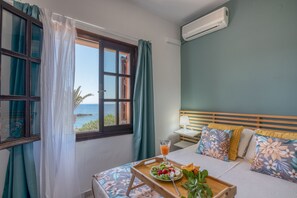 Apartment, 2 Bedrooms, Sea View | Peti besi dalam bilik, seterika/papan seterika 