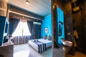 ميني بار وخزنة داخل الغرفة ومكتب وستائر تعتيم