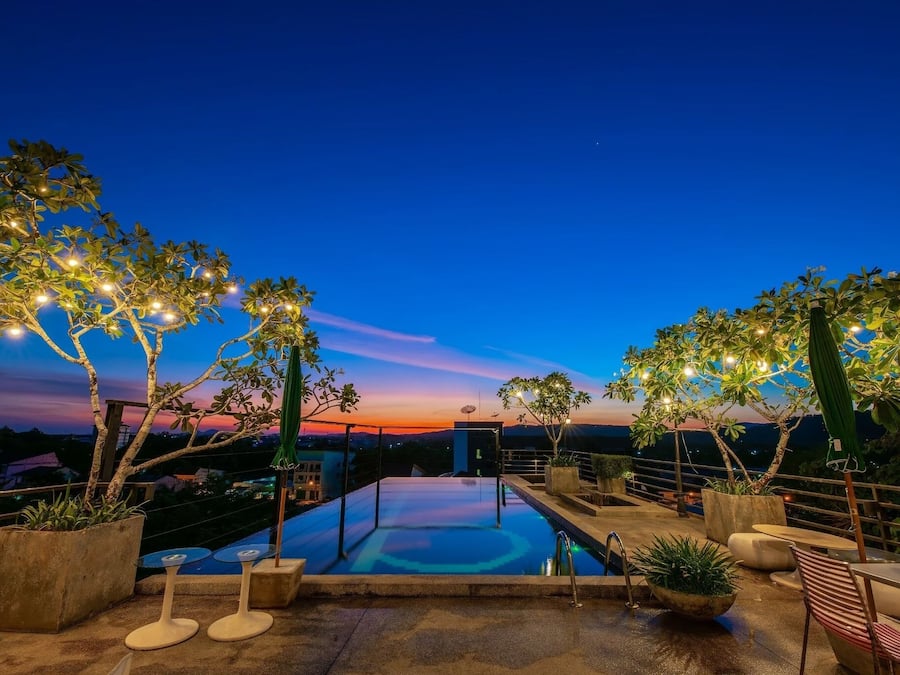 Piscina externa, espreguiçadeiras