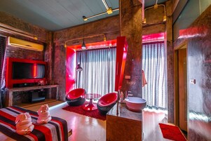 Suite Room | 迷你吧、客房内保险箱、办公桌、遮光窗帘