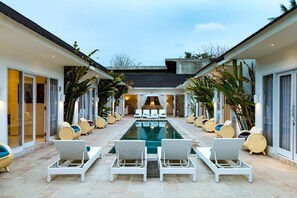 Outdoor pool, pool loungers - Tamoa Boutique Hotel (Gili Trawangan)