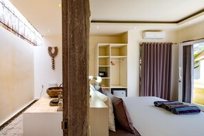 Minibar, caja fuerte, escritorio y sistema de insonorización