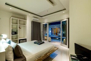 Deluxe kamer, 1 kingsize bed | Een minibar, een kluis op de kamer, een bureau, geluiddichte muren