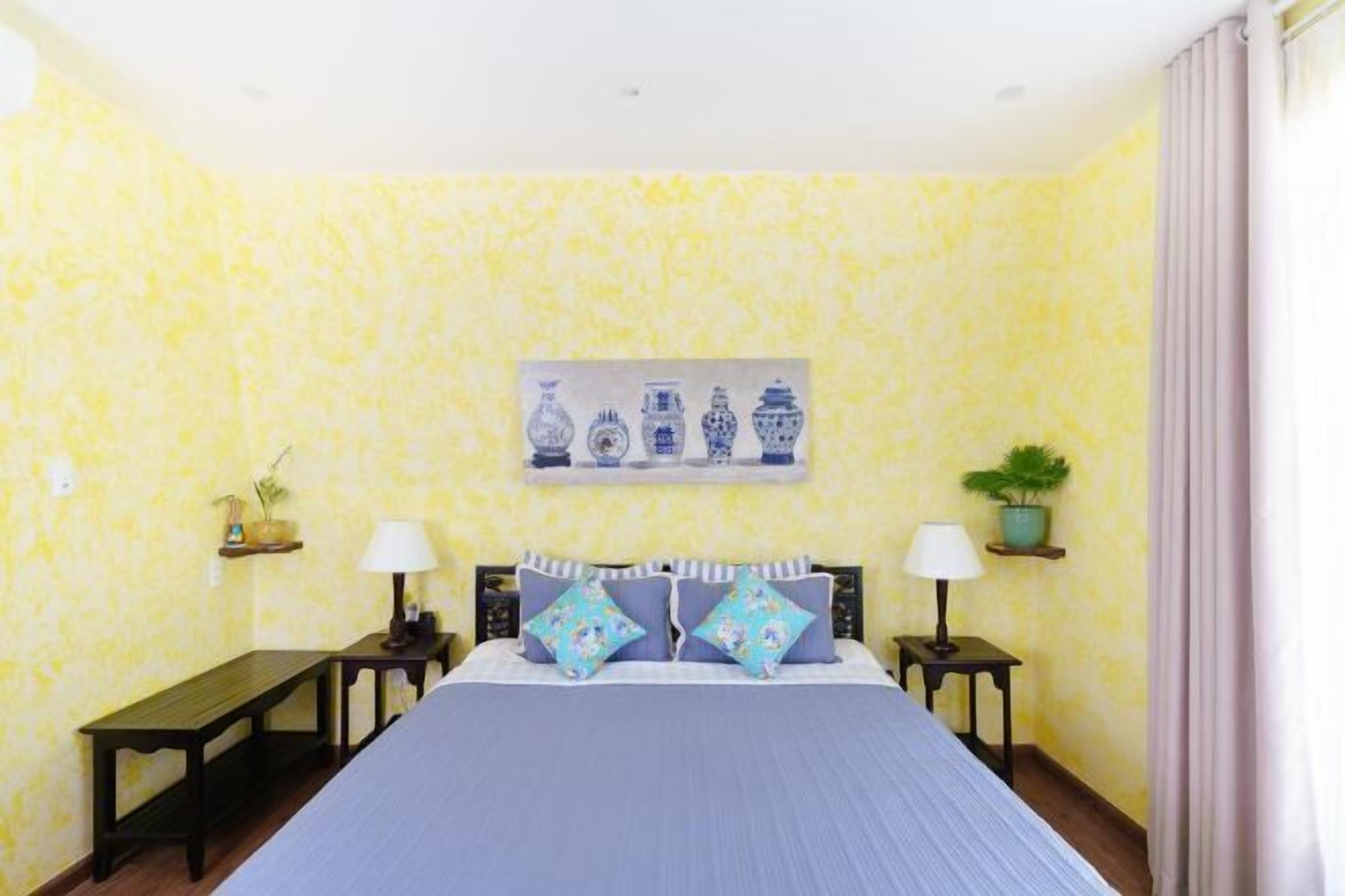 Minibar, in-room safe, desk, free WiFi