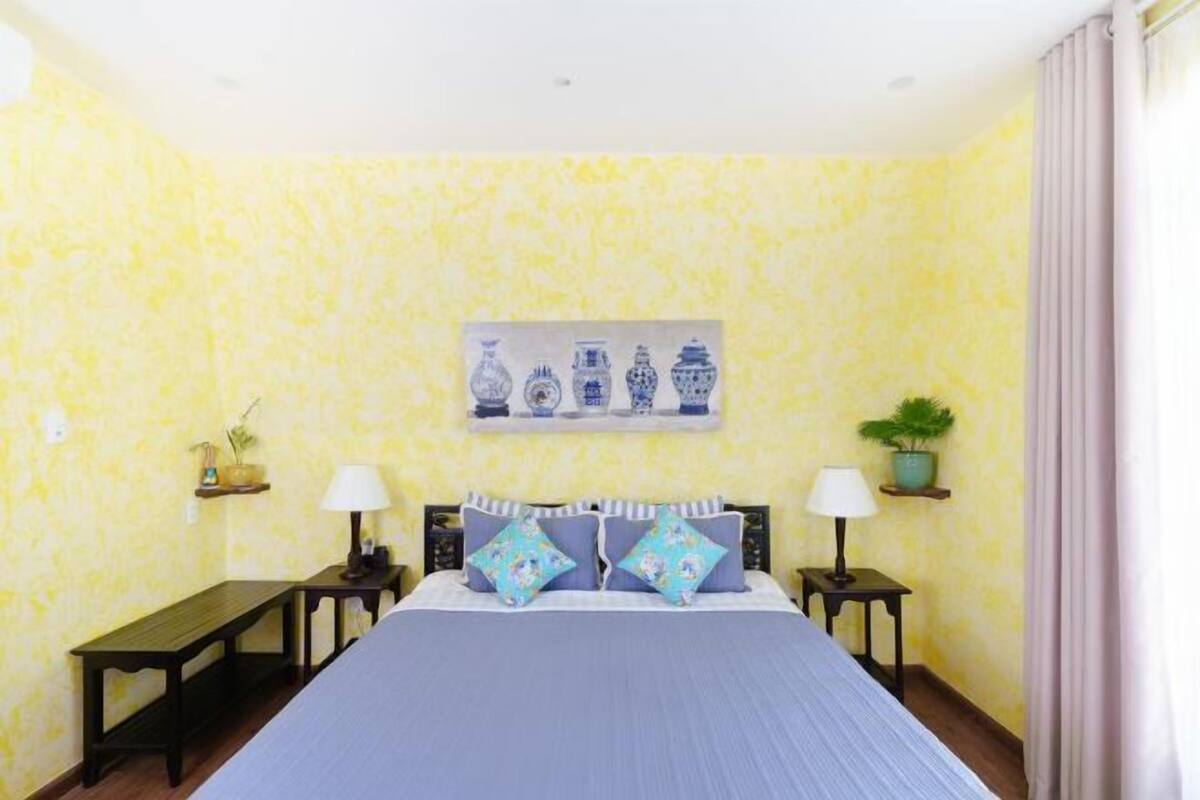 Minibar, in-room safe, desk, free WiFi