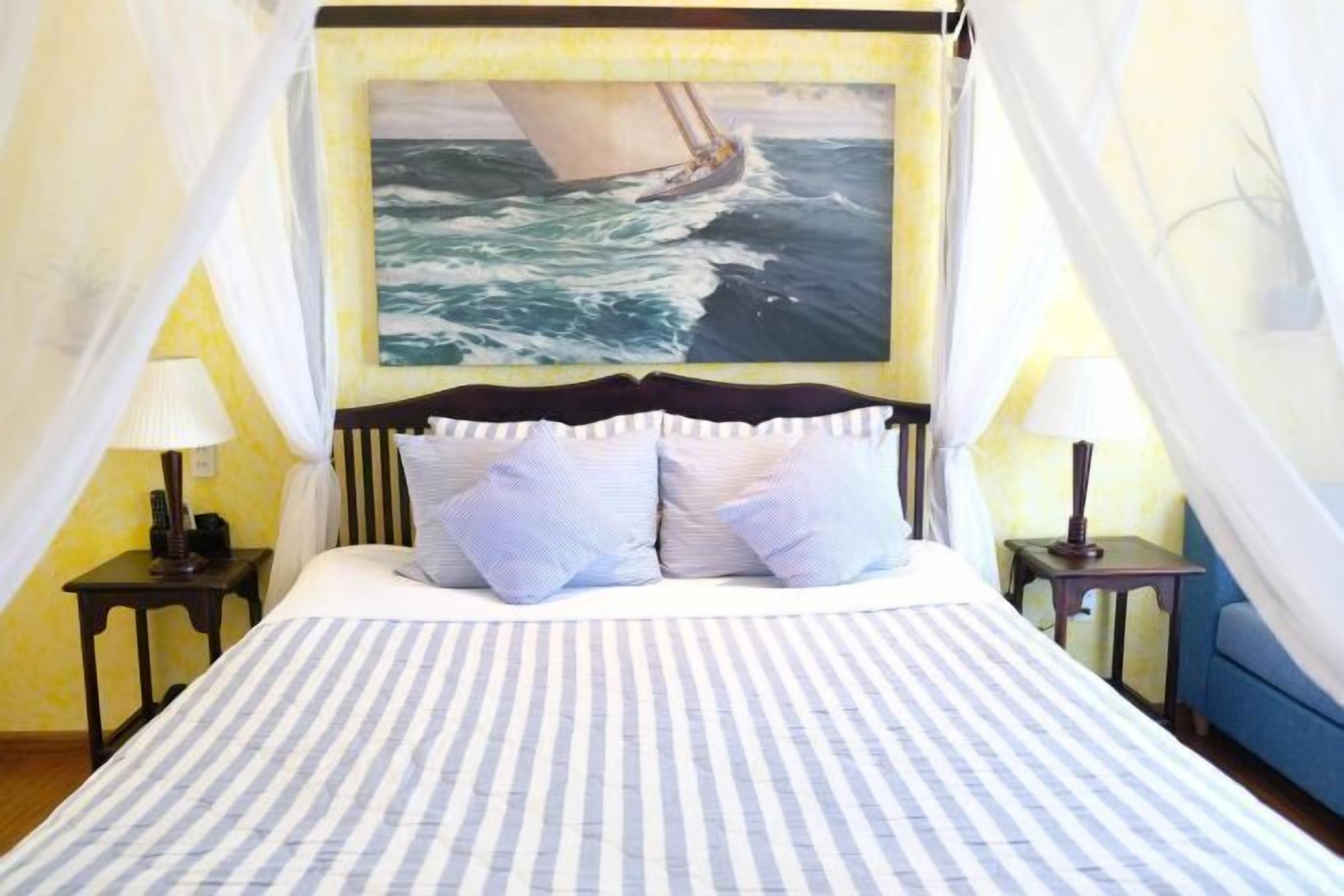 Minibar, in-room safe, desk, free WiFi