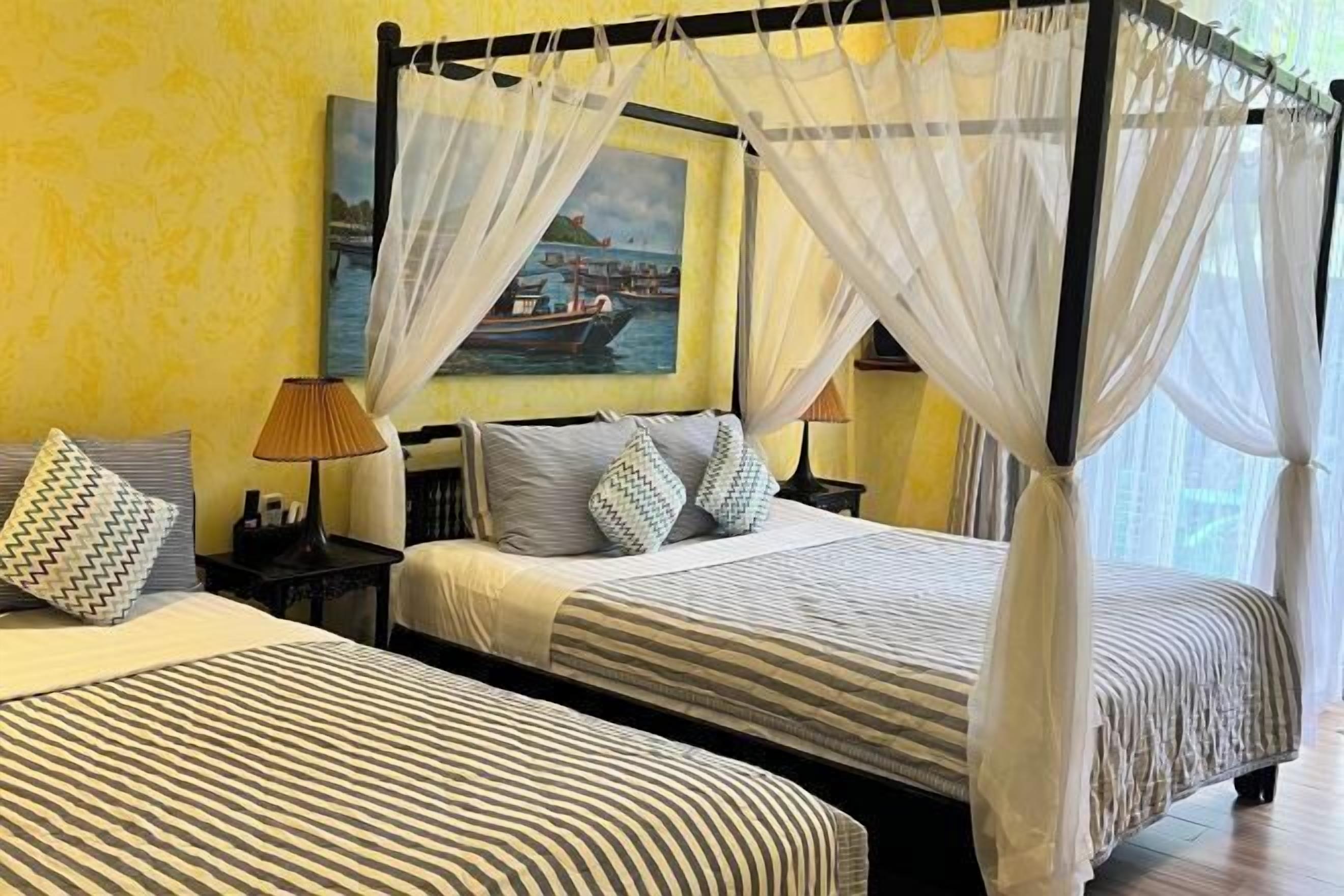 Minibar, in-room safe, desk, free WiFi