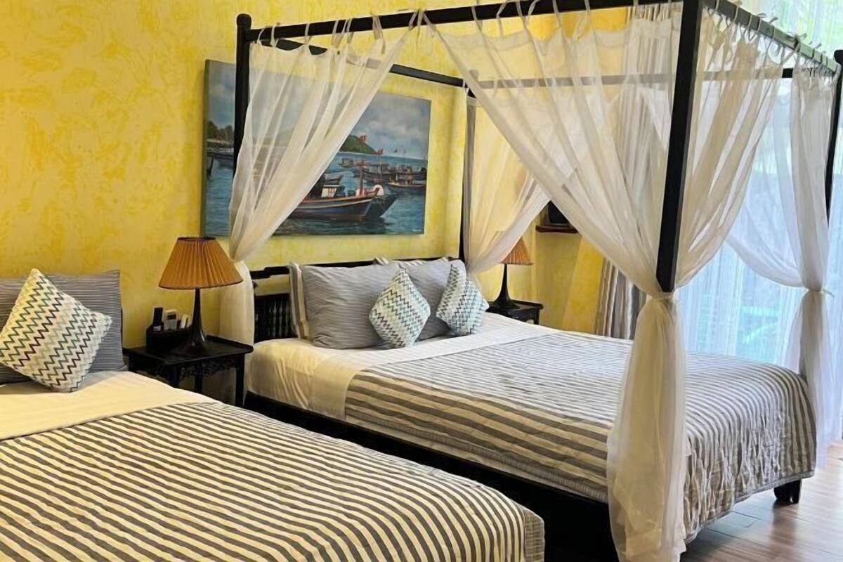 Minibar, in-room safe, desk, free WiFi