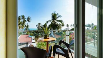 Phòng, ban công, quang cảnh biển | Minibar, két bảo mật tại phòng, bàn