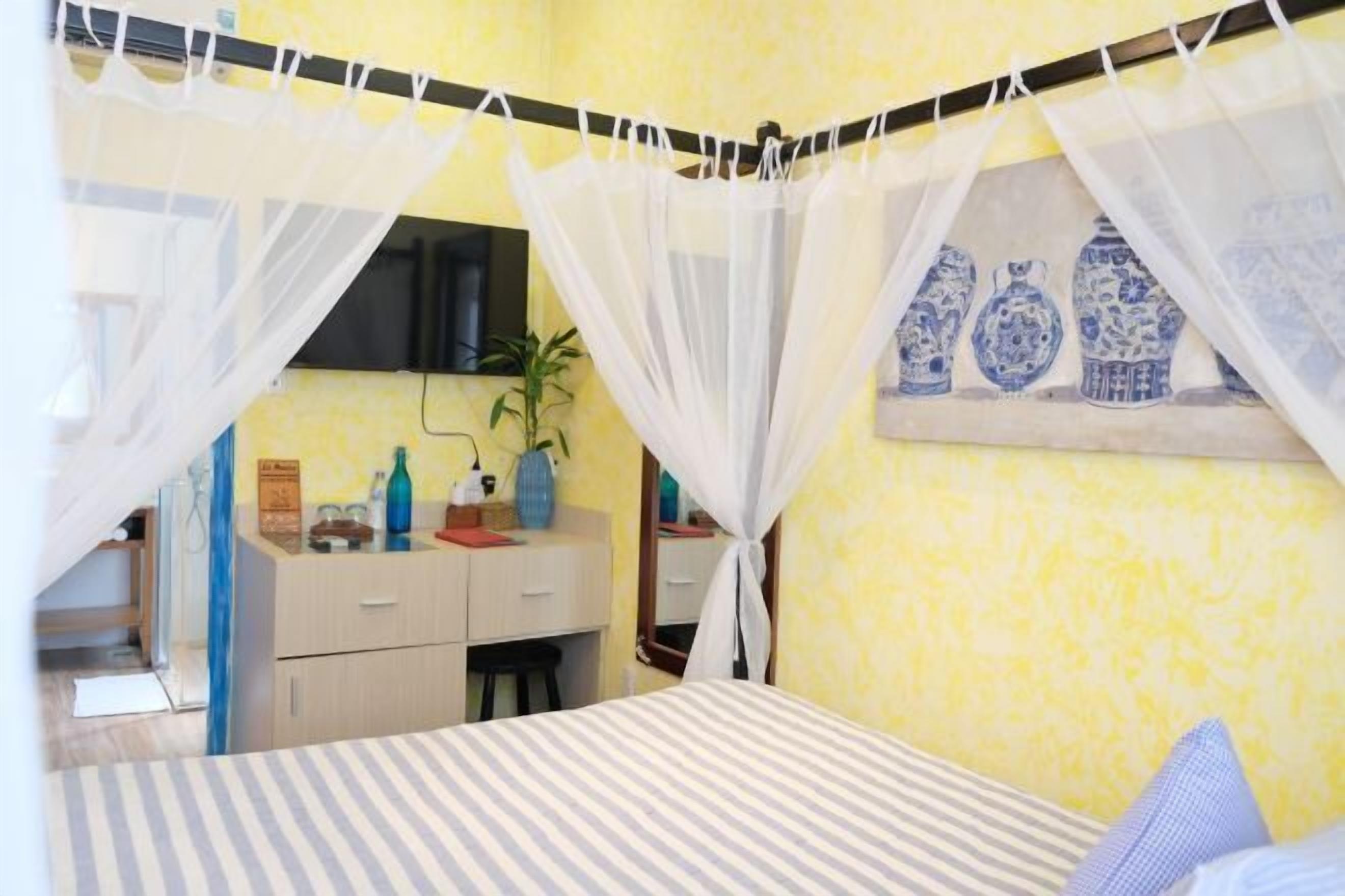 Minibar, in-room safe, desk, free WiFi