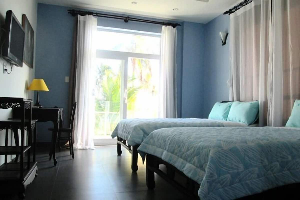 Double Room with Seaview Balcony | Een minibar, een kluis op de kamer, een bureau, gratis wifi