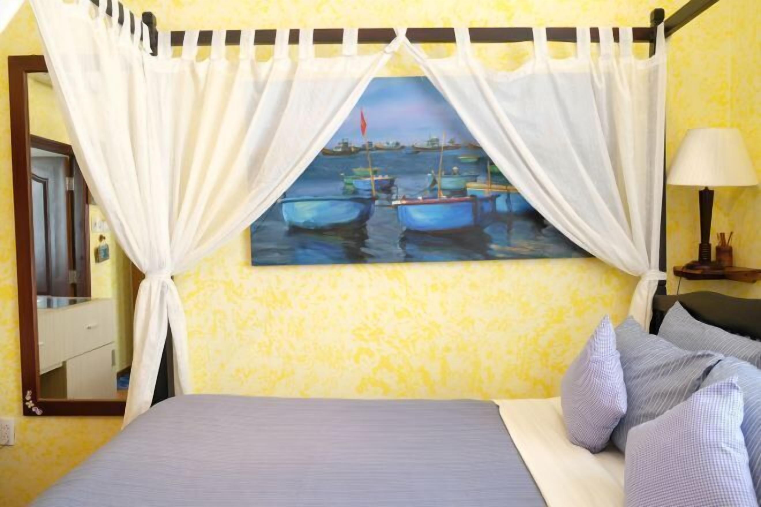 Minibar, in-room safe, desk, free WiFi