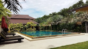 Una piscina al aire libre