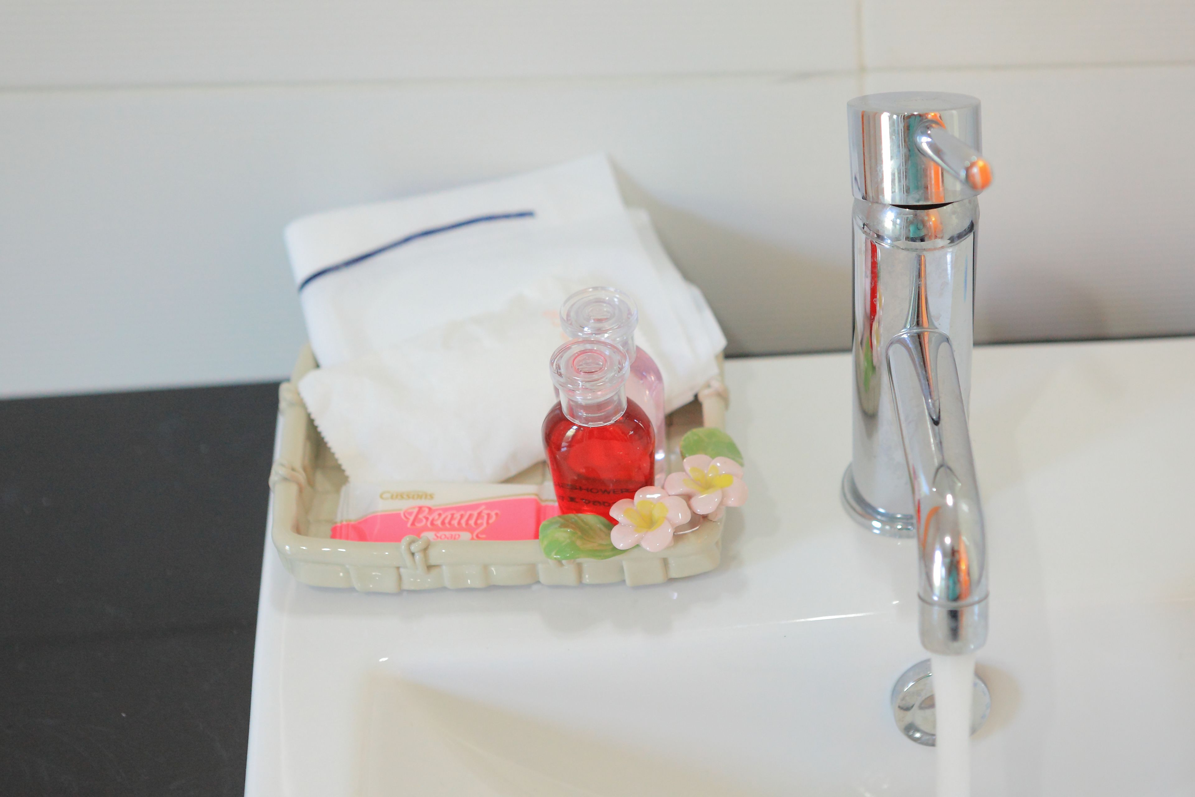 standard twin room | bathroom sink