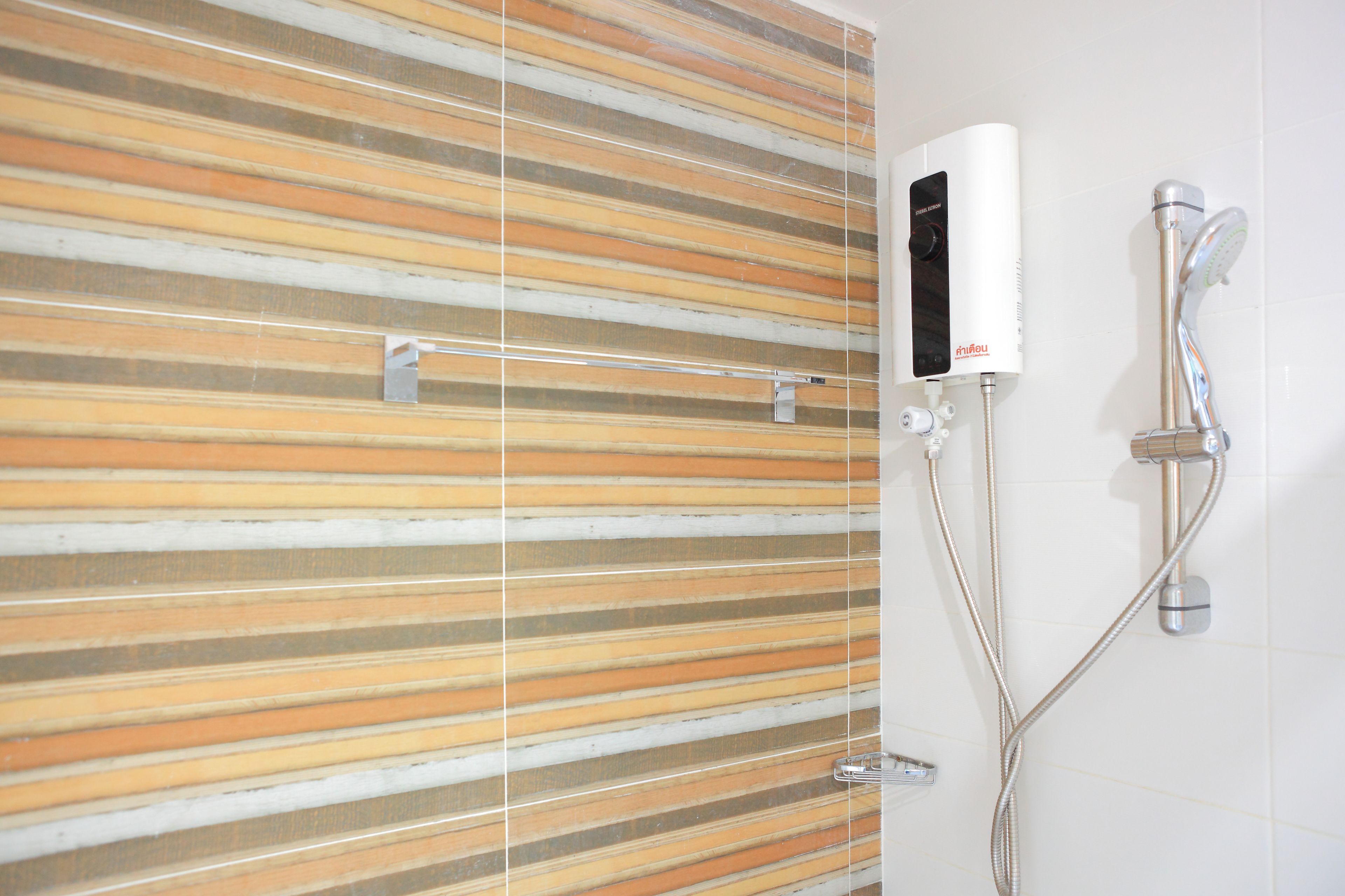 standard twin room | bathroom | free toiletries, towels