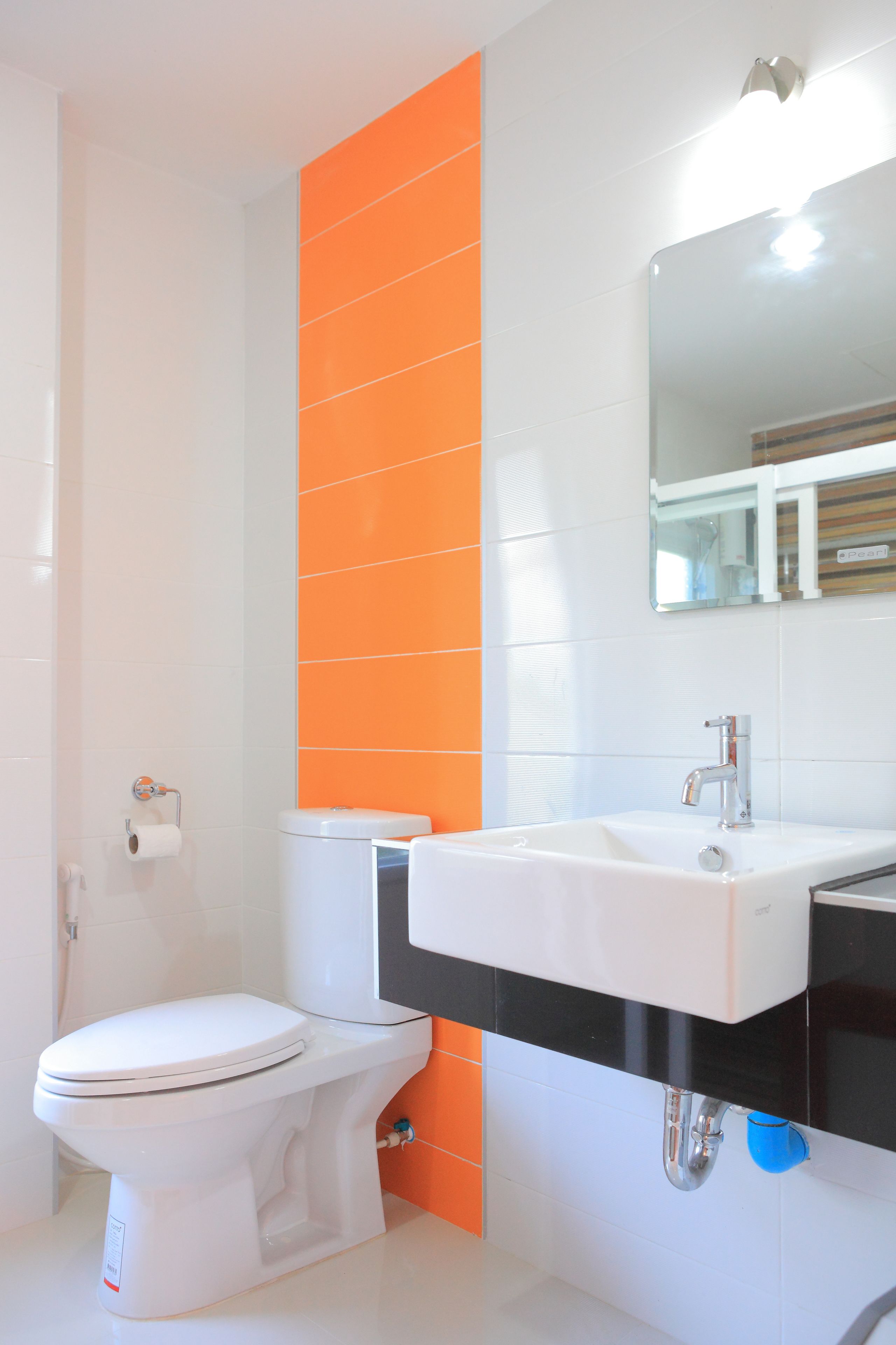 standard twin room | bathroom | free toiletries, towels