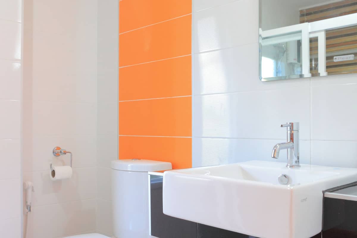 standard twin room | bathroom | free toiletries, towels