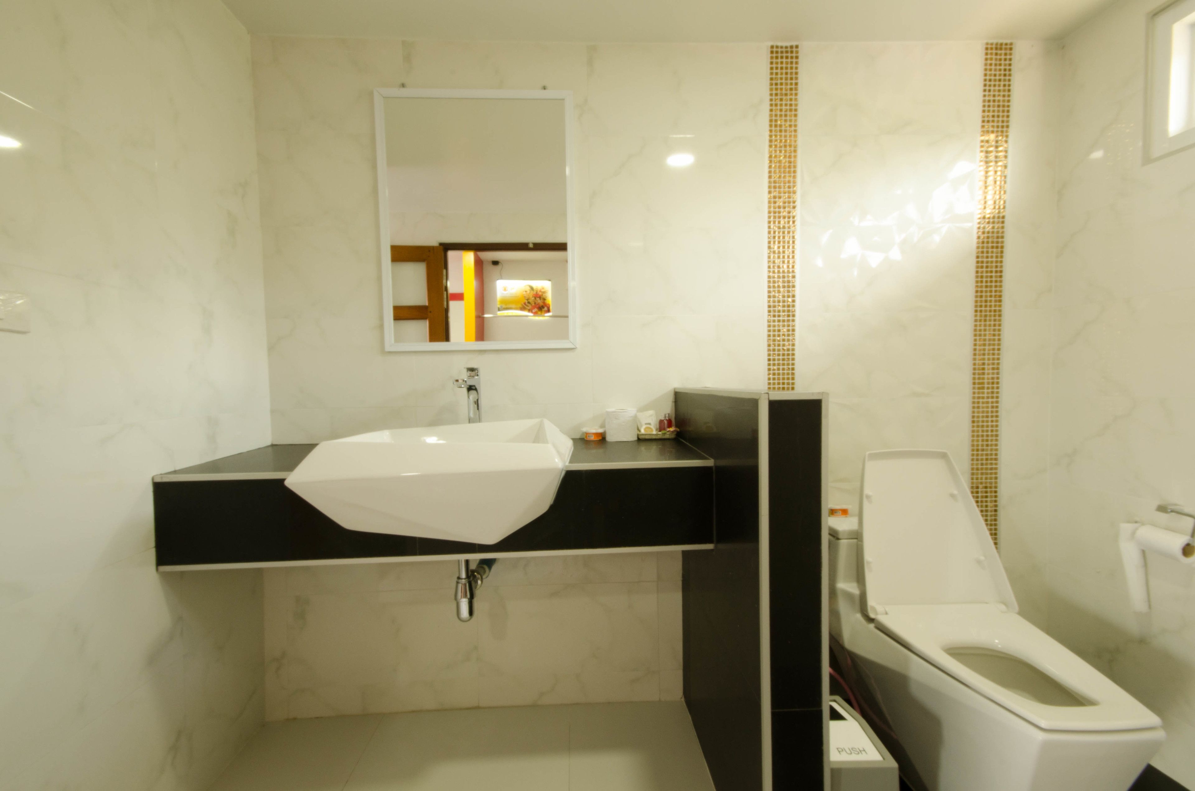 vip jacuzzi | bathroom | free toiletries, towels