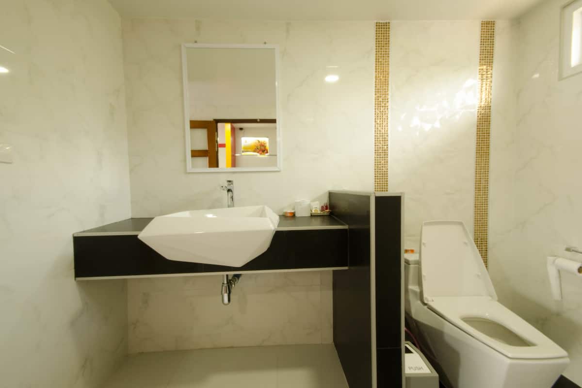 vip jacuzzi | bathroom | free toiletries, towels