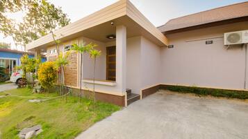 VIP Jacuzzi | Property entrance