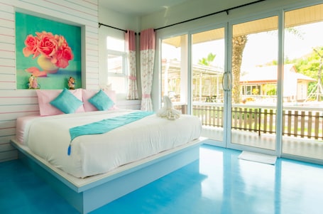 VIP Jacuzzi | Premium bedding, desk, rollaway beds, free WiFi