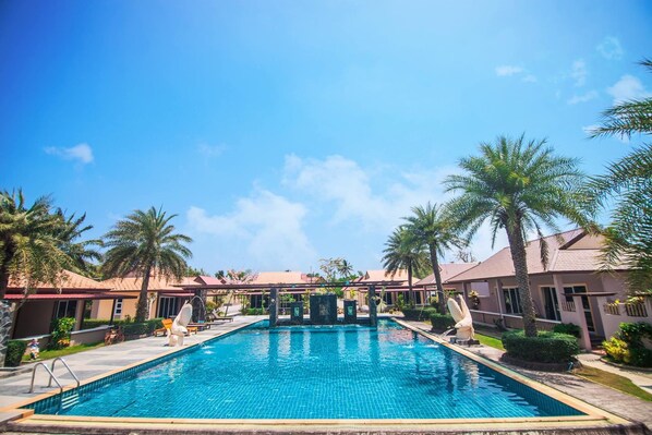 Una piscina al aire libre