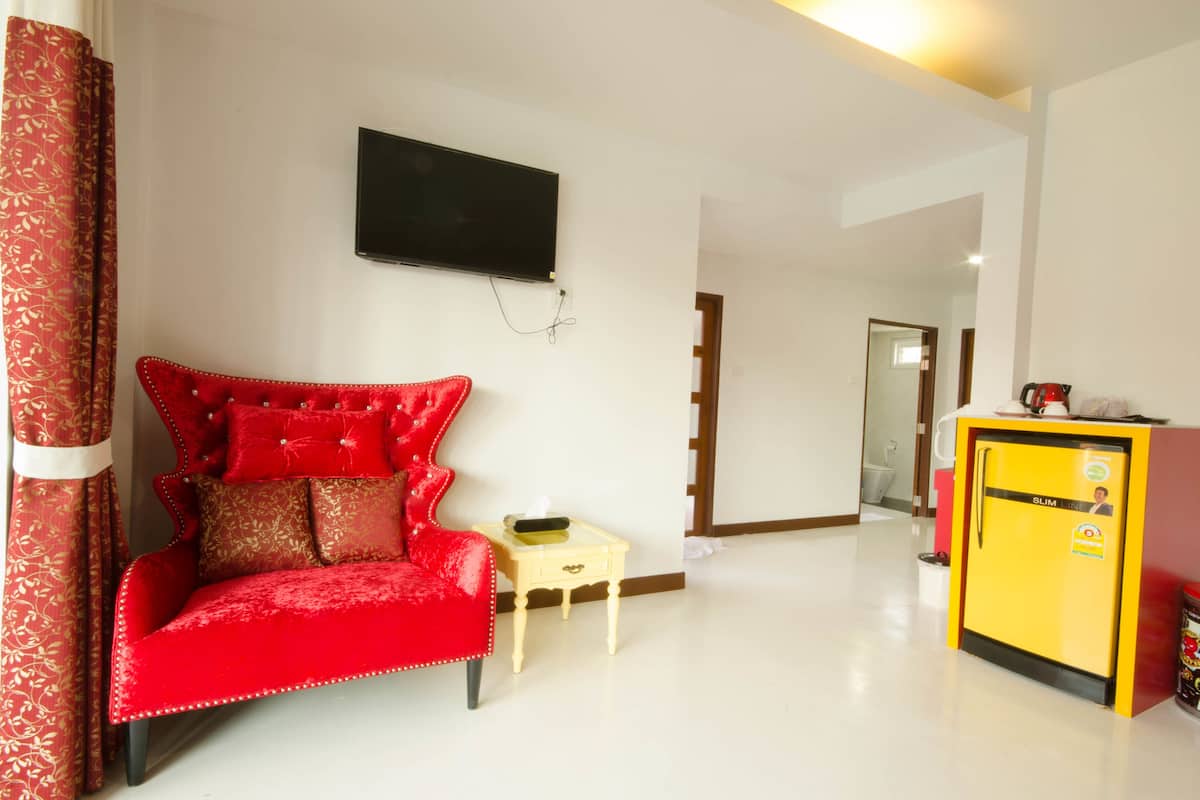 vip jacuzzi | living area | flat-screen tv