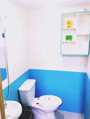 Deluxe-dobbeltværelse (Line ) | Badeværelse | Bruser, gratis toiletartikler, håndklæder