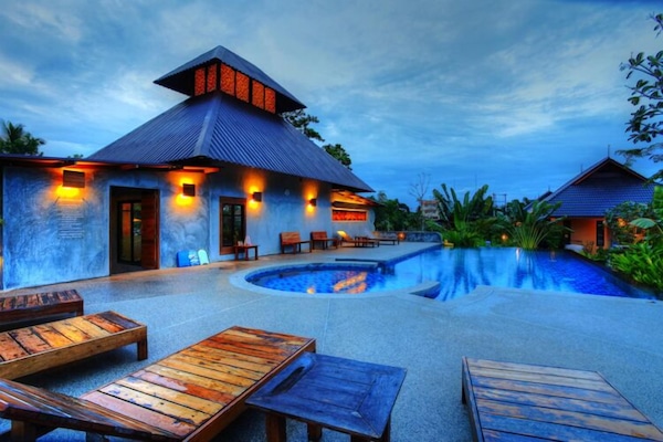 Una piscina al aire libre