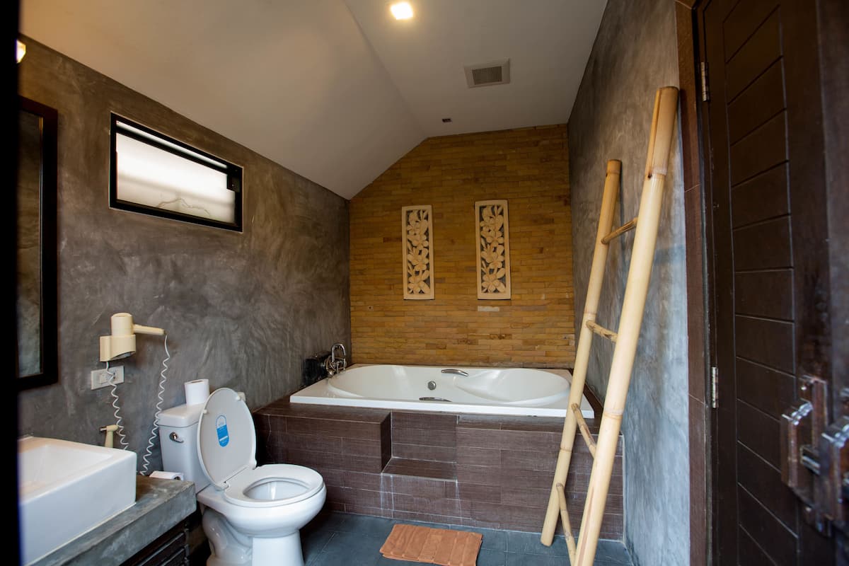 villa deluxe double room | bathroom | shower, free toiletries