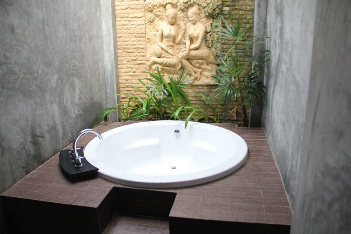 chalicha suite | jetted bathtub