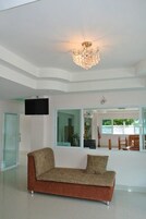 32-英寸LED 电视 （配备有线频道）、电视