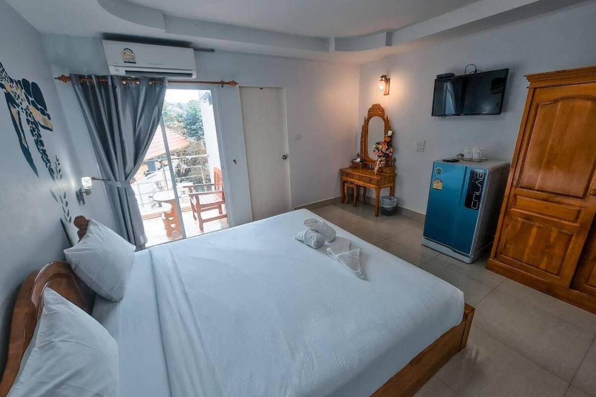 minibar, in-room safe, desk, rollaway beds