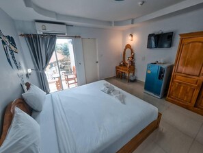 Minibar, in-room safe, desk, free WiFi - Euro Boutique Hotel (Chumphon)