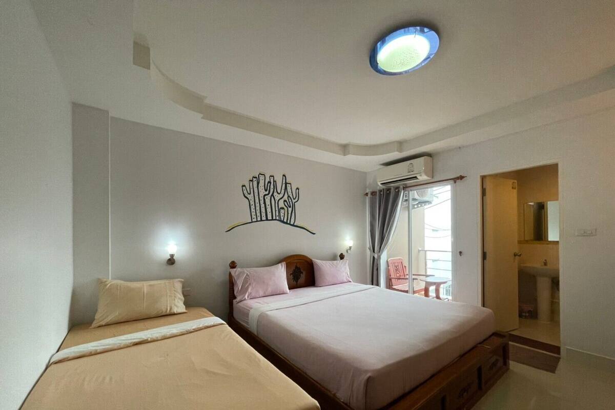 Standard Triple Room | Minibar, una cassaforte in camera, una scrivania, Wi-Fi gratuito