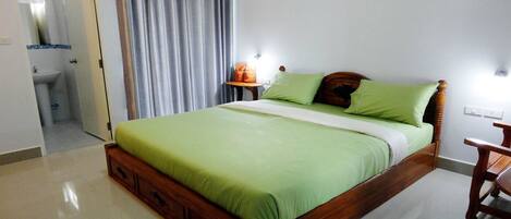 Standard Double Room | Frigobar, cofres nos quartos, escrivaninha, Wi-Fi de cortesia