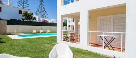 Piscine extérieure, parasols de plage, chaises longues