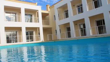 Outdoor pool, pool umbrellas, sun loungers