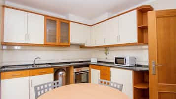 Departamento familiar, 1 habitación, para no fumadores, balcón | Cocina privada | Refrigerador, microondas, horno y parrilla de estufa