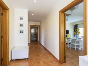 Corrimãos nos corredores