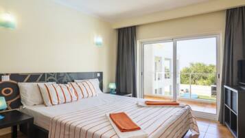 Family Duplex, 3 Bedrooms, Balcony, Pool View | Individually decorated, blackout curtains, soundproofing, travel cot