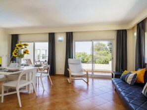 Family Duplex, 3 Bedrooms, Balcony, Pool View | Living area