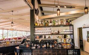 Bar (on property) - Pedder Wilderness Lodge (Strathgordon)