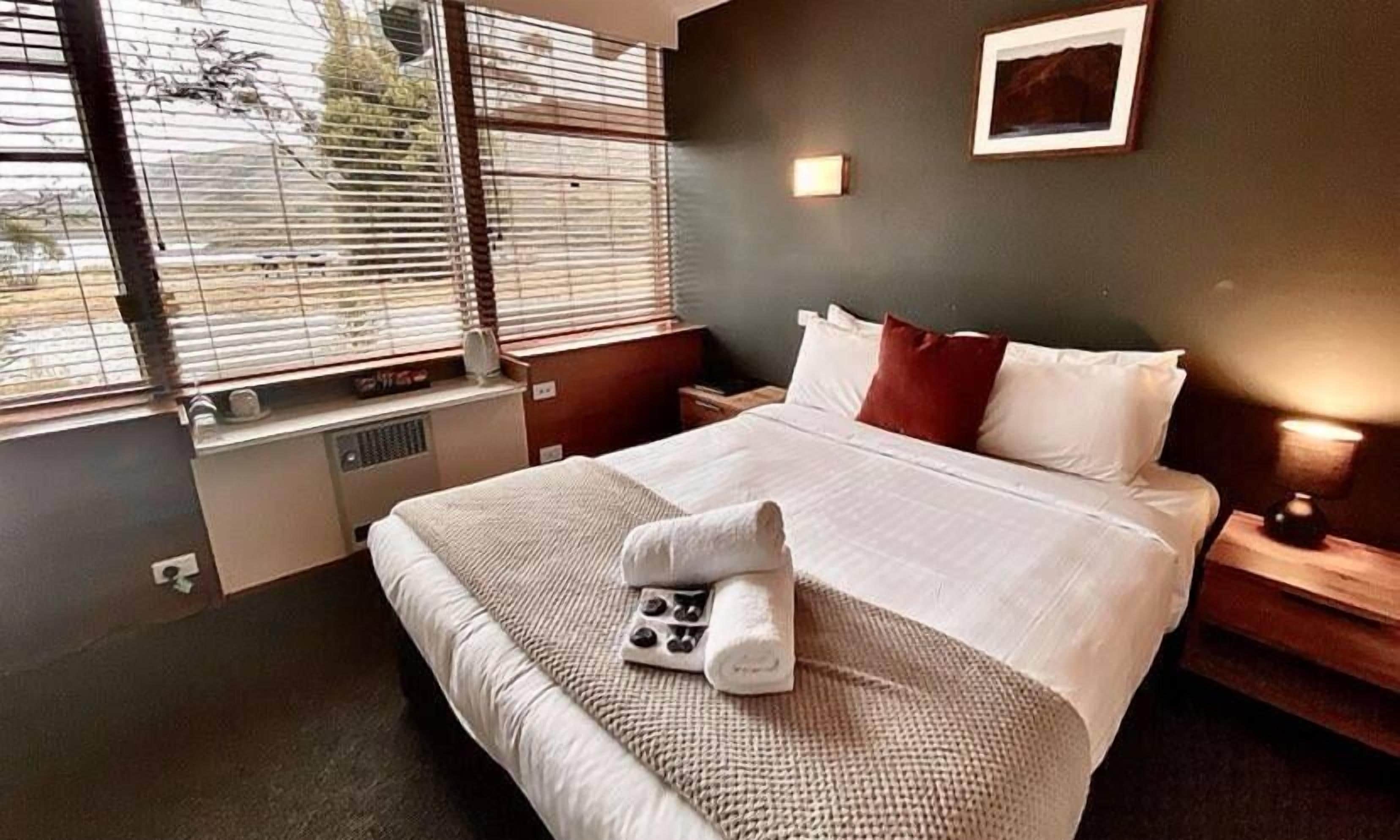 pedder wing lake view | 1 bedroom, bed sheets, wheelchair access