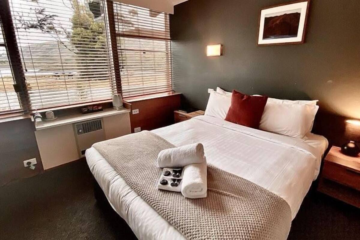 pedder wing lake view | 1 bedroom, bed sheets, wheelchair access