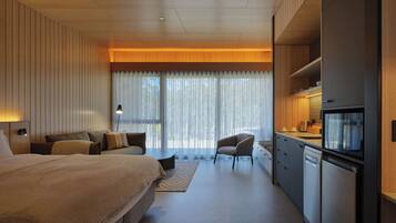 Gordon King Suite Garden View | Living area | 30-inch Smart TV with satellite channels, ping pong