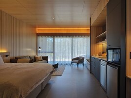 Gordon King Suite Garden View | 起居区 | 30-英寸智能电视 （配备卫星频道）、乒乓球