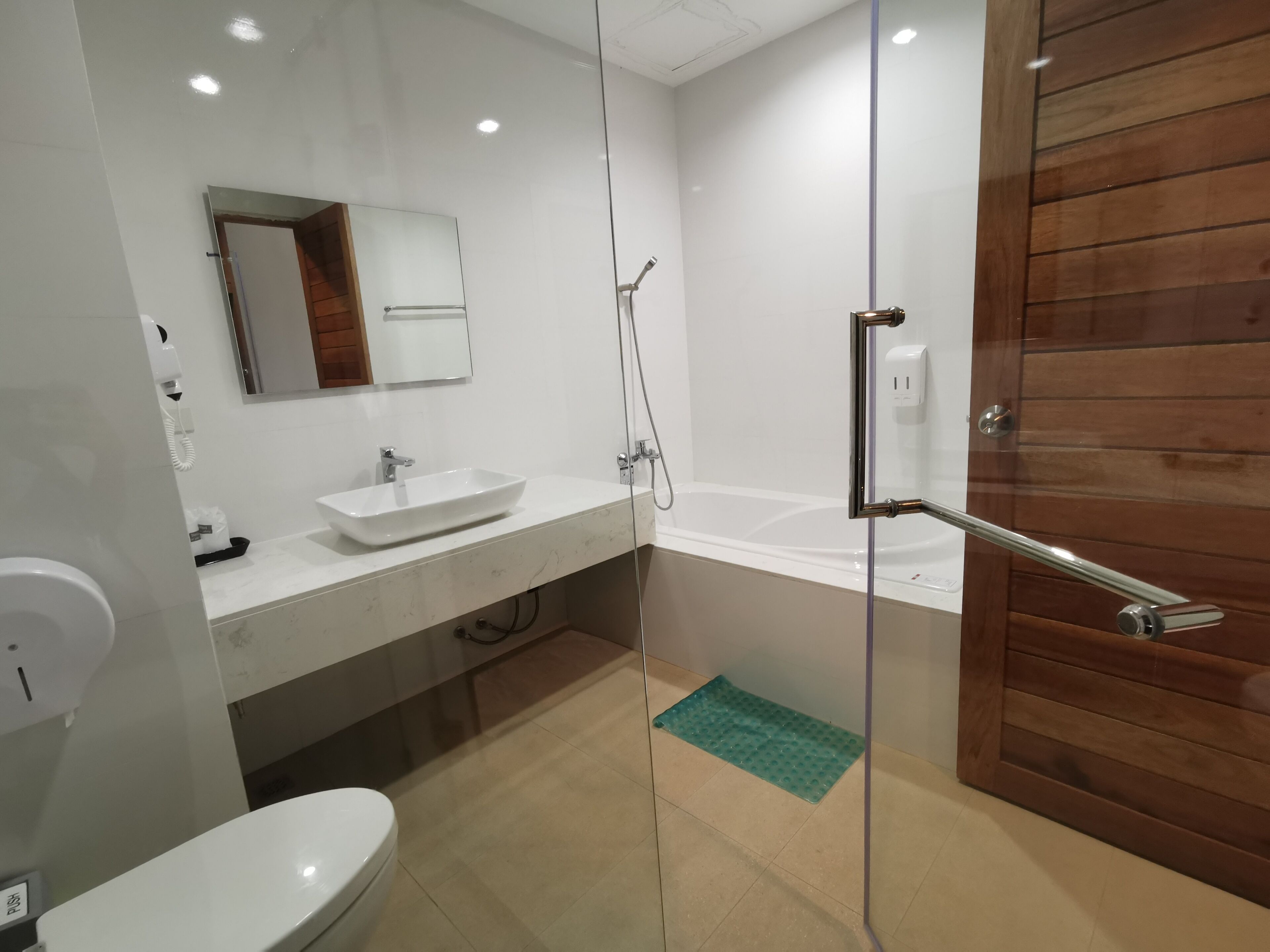 별도의 욕조 및 샤워 시설, 전신 욕조, 레인폴 샤워기, 무료 세면용품