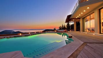 Kolam renang outdoor, dengan payung kolam renang dan kursi berjemur