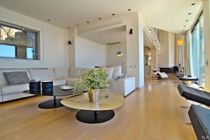 Lobby lounge